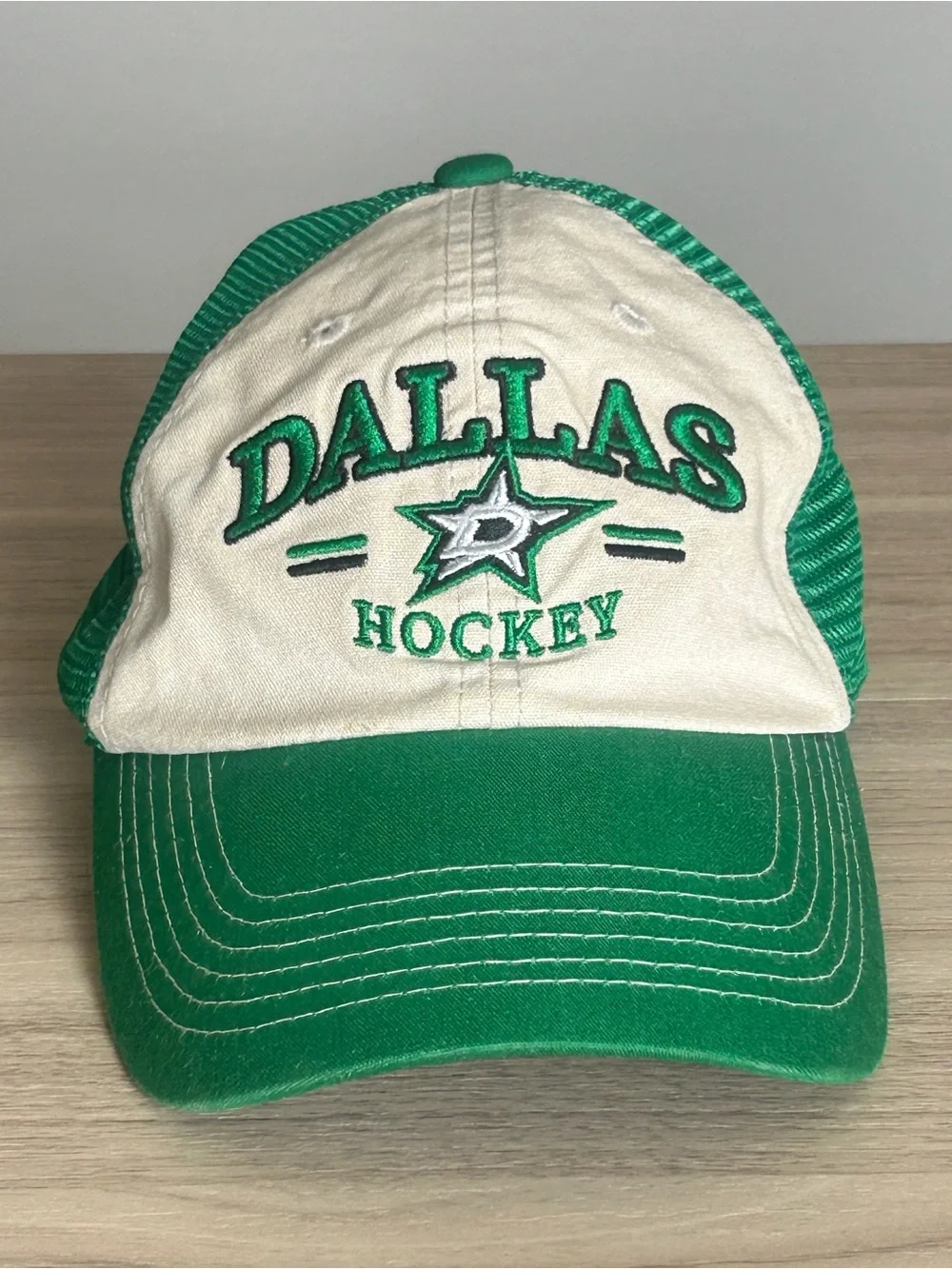 Dallas Stars NHL Hockey Mens Trucker Hat Snapback Green Cream Embroidered Cap